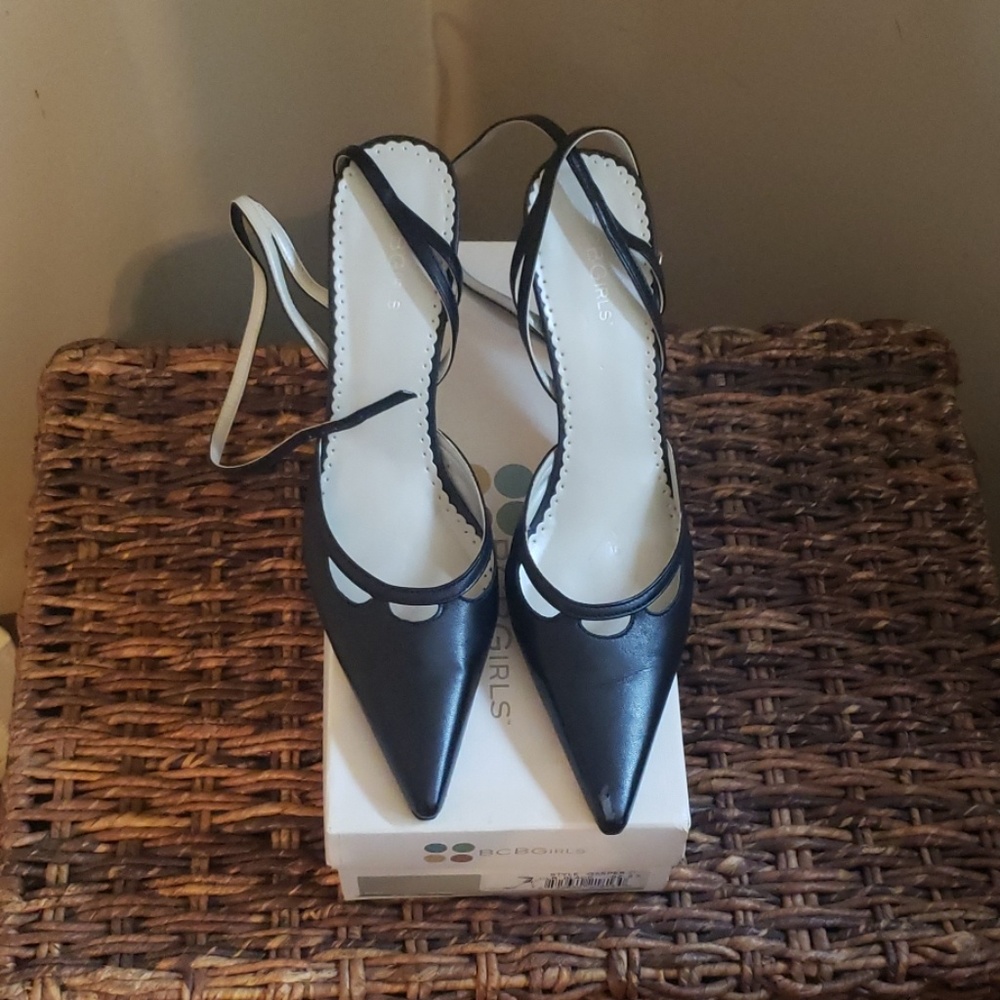 Black pumps